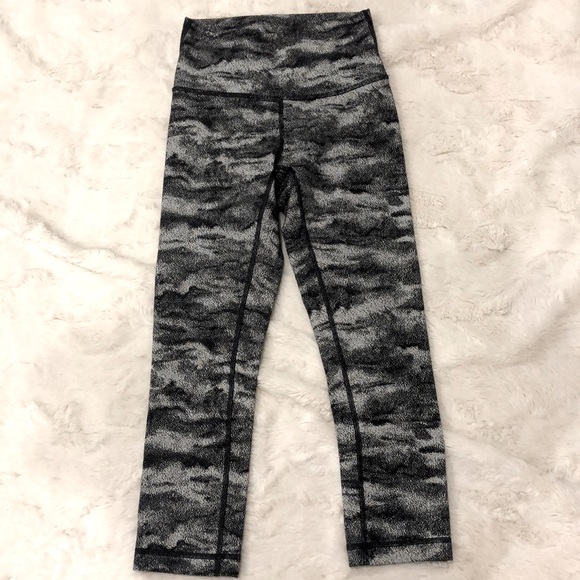 Lululemon cropped wunder unders - Picture 1 of 3